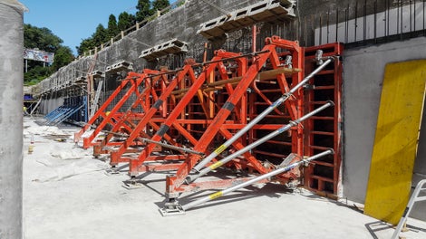 Steny podzemných podlaží odliate pomocou jednostranného debnenia TRIO a oporných rámov SB.