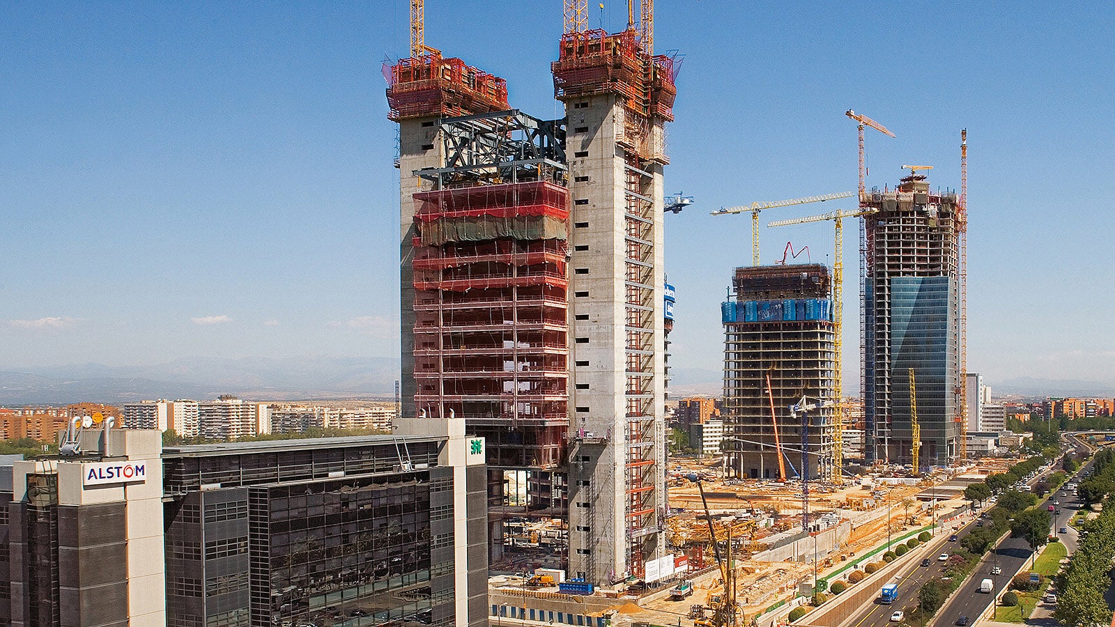 For the very wide range of requirements, PERI provided the most cost-effective solution with the ACS self-climbing formwork.