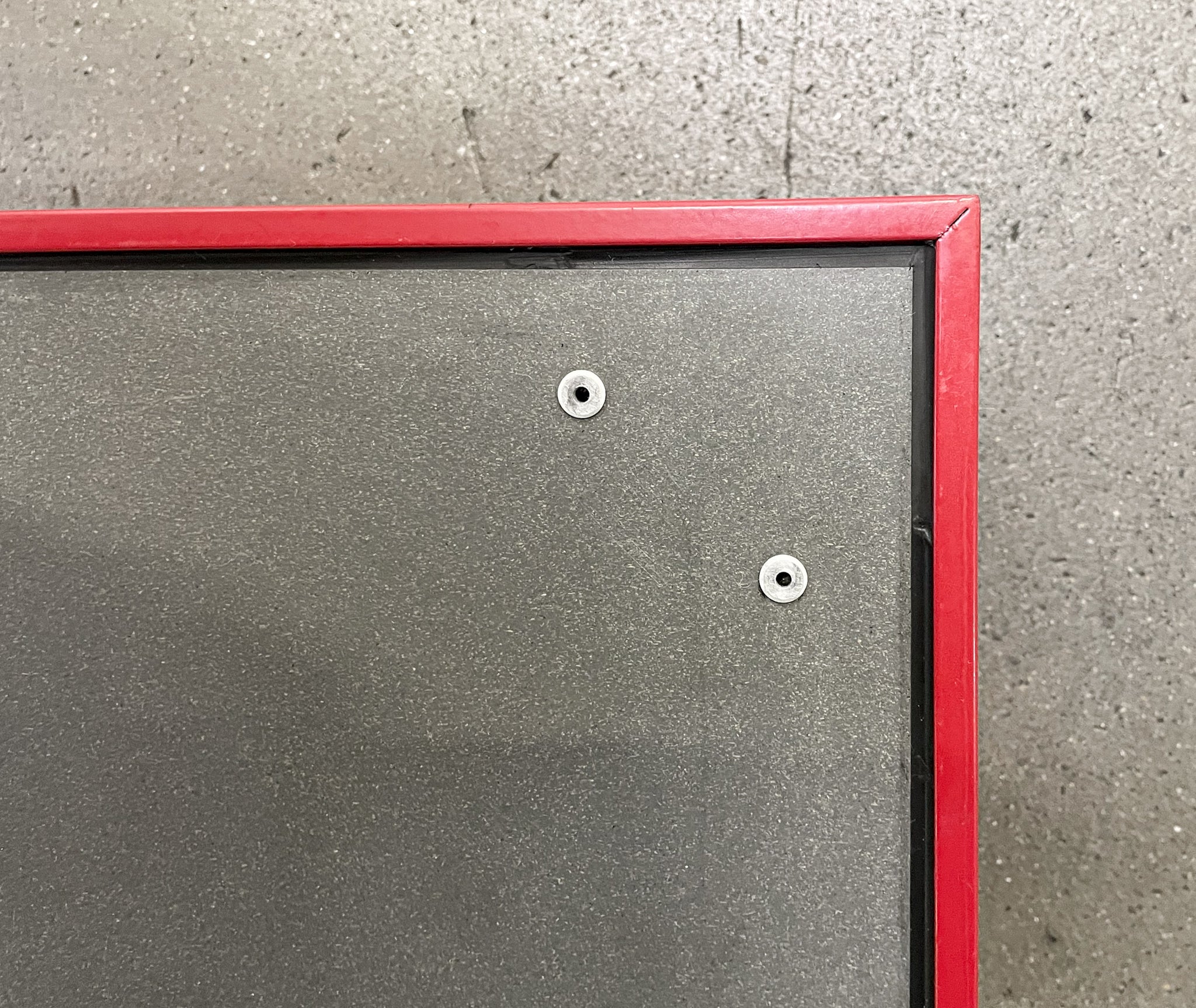 Im Standard mit einer hybriden Polypropylenplatte mit Birkenkern ausgestattet, erzielt die neue MAXIMO Generation ein glattes und farbgleiches Betonbild. Die einseitig beschichtete und dadurch atmungsaktive ROBU B verfügt dank ihrer Robustheit, UV-Beständigkeit und der leicht zu reparierenden Oberfläche über eine lange Lebensdauer. Dank des Holzkerns im Inneren verfügt die Schalung über eine gute Nagelbarkeit und besteht zum Großteil aus einem natürlich nachwachsenden Rohstoff.