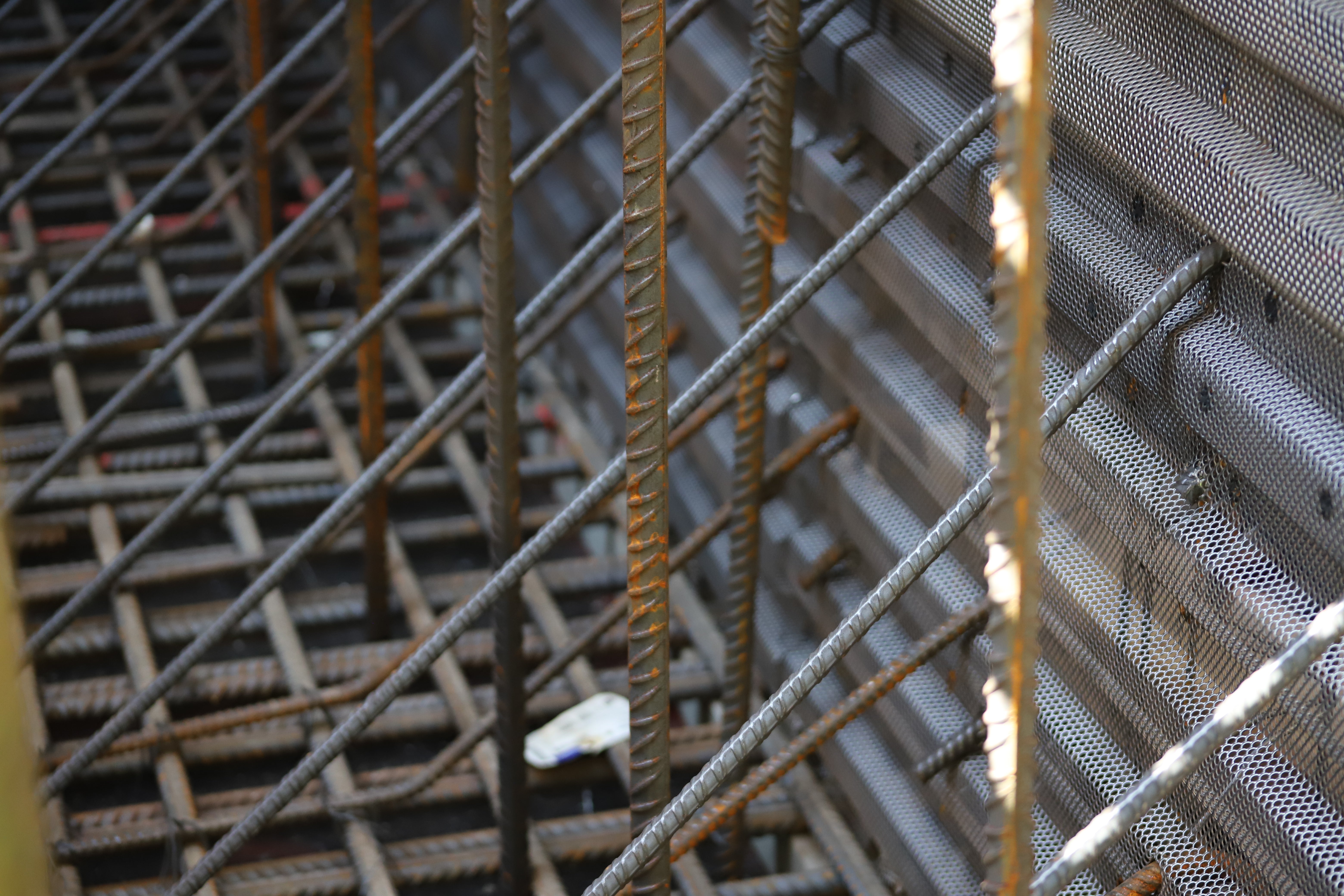 The perforations on the mesh effectively minimised grout leakage between pours.