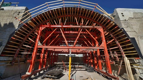 Bednění klenby - forma ze systému kruhového bednění GRV a stavebnice pro inženýrské stavby VARIOKIT.