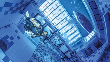 ST 100 Stacking Towers were used to support the underwater viewing bridge. For reasons of statics, these could only be dismantled when the diving pool was already filled with water. Professional divers were deployed.<br/>(Photo: Irena Stangierska)