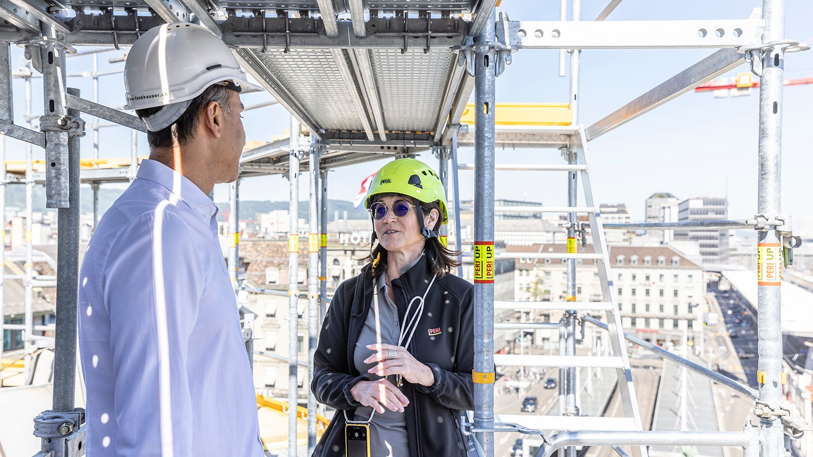 Sie brauchen uns? Wir sind für Sie da. Unsere Ingenieure bieten technischen Support, Schulungen und Unterstützung vor Ort für unsere PERI UP Systeme. Und wenn Sie Fragen haben, können Sie sich jederzeit an Ihren persönlichen Fachberater wenden.
