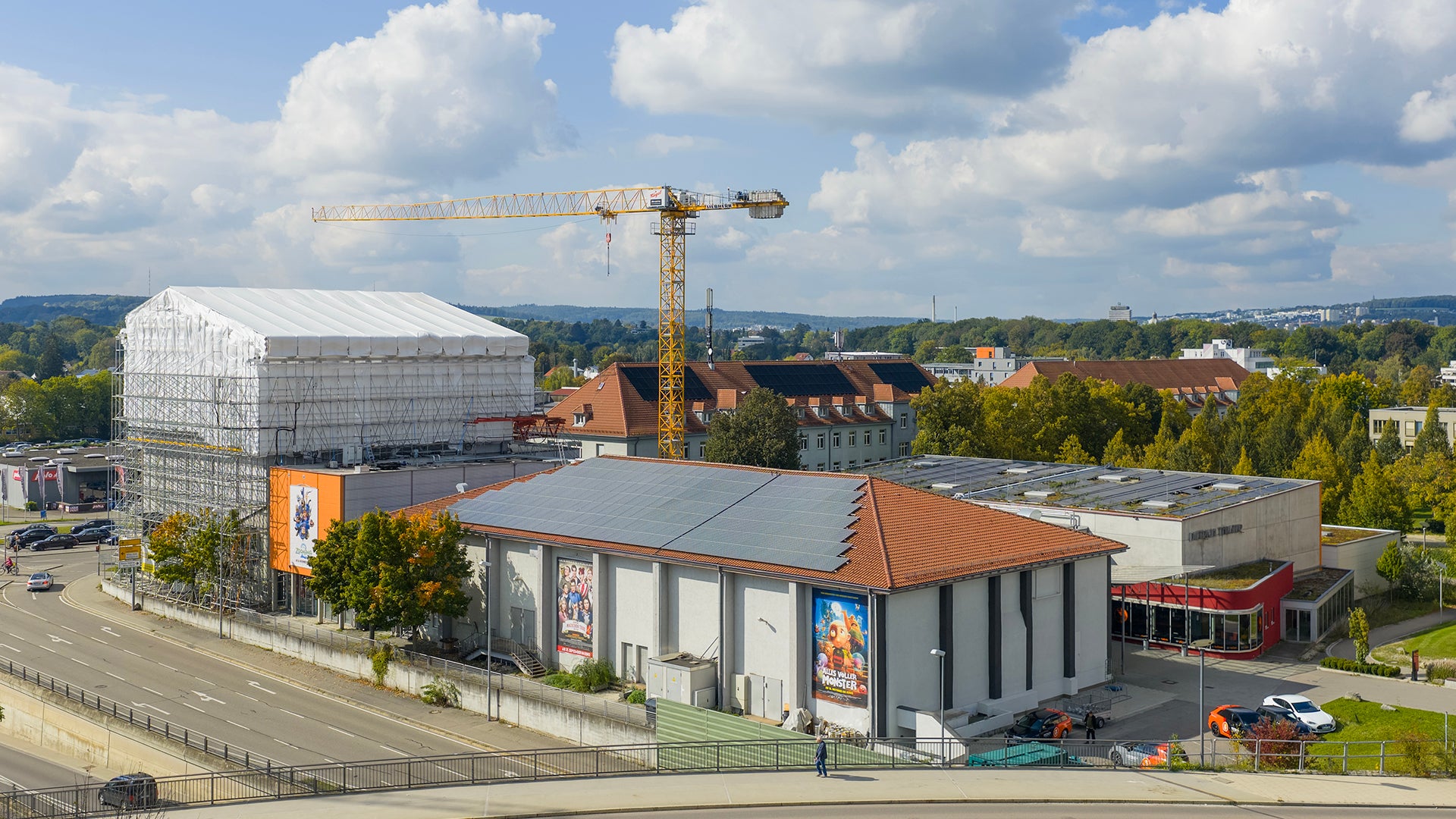 Ein temporäres PERI UP Wetterschutzdach und ein umlaufendes Arbeits- und Schutzgerüst ermöglichten die komplexen baulichen Eingriffe an der Gebäudesubstanz bei laufendem Kinobetrieb.