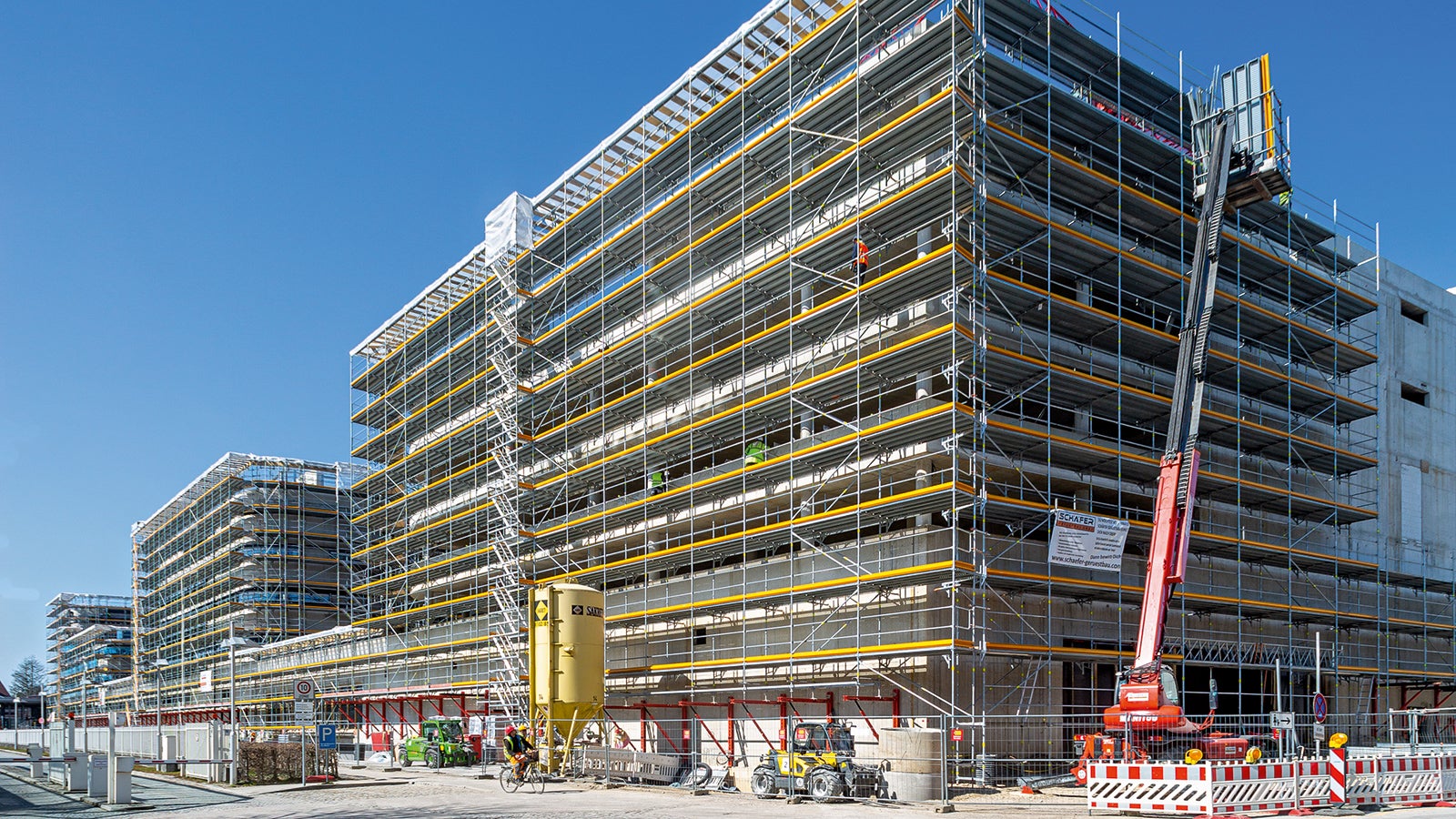 Bezpečný a rychlý postup stavby nové budovy New Campus mediální společnosti ProSiebenSat.1 v Unterföhringu zajišťuje lešení PERI UP.<br/>(Foto: PERI Německo)<br/>