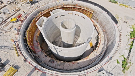 Retenční nádrž tvořená třemi válci s kruhovými stěnami různých poloměrů a výšek.