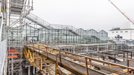 Las escaleras se caracterizan por su diseño ondulado, que no solo es visualmente impactante, sino que también garantiza una agradable experiencia al caminar.<br/>(Foto: PERI SE)