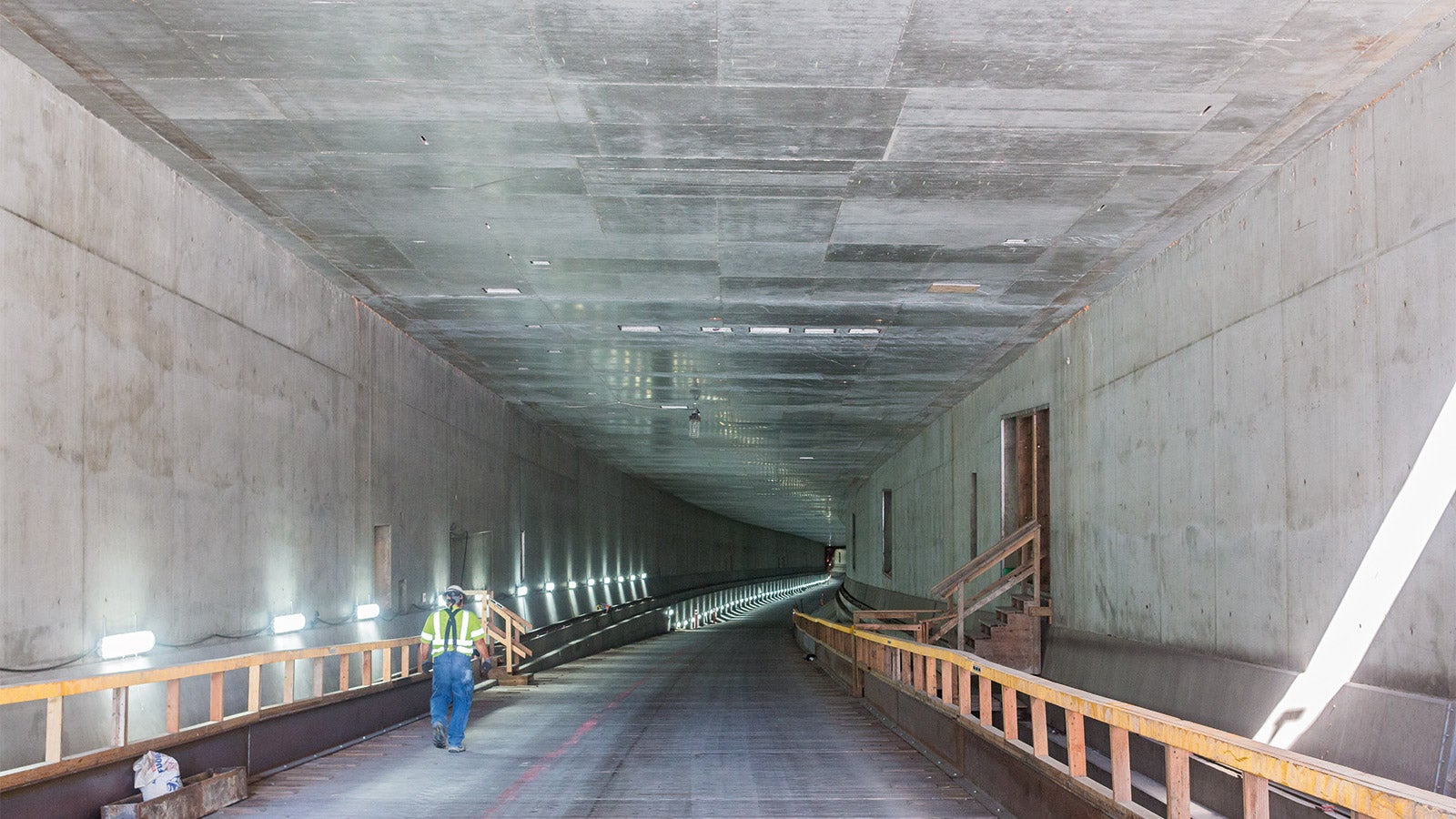 La vista da nord verso l’entrata sud – già completata – del tunnel