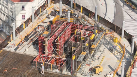 Für alle Wände des Gebäudes – auch die Kernwände – wurde die MAXIMO Rahmenschalung eingesetzt. Insbesondere die einseitig bedienbare Ankertechnik reduzierte den Zeitaufwand für die Schalarbeiten.