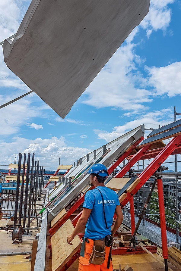 The funnel-shaped cantilever on the 5th floor was carried out using parapet prefabricated elements and VARIOKIT components.