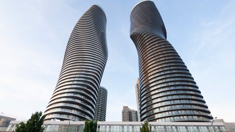 Absolute Tower, Toronto, Kanada: W przypadku Absolute World plan piętra budynku obraca się o ponad 200 stopni na 56 piętrach - z indywidualnymi obrotami od trzech do ośmiu stopni z poziomu na poziom. Aby móc bezpiecznie pracować na dużych wysokościach, a jednocześnie zwiększyć wydajność pracy, obszar roboczy na trzech najwyższych piętrach w każdym przypadku został całkowicie osłonięty osłonami PERI. Aby móc przemieszczać 30 jednostek wspinających niezależnie od żurawia i pogody, na placu budowy zastosowano siłowniki hydrauliczne i jednostki wspinania samoczynnego PERI.