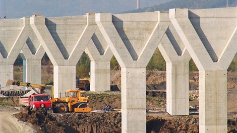 The striking Y-shape of the massive bridge piers is clearly shown through the use of two different wall thicknesses in the area of the pier heads.