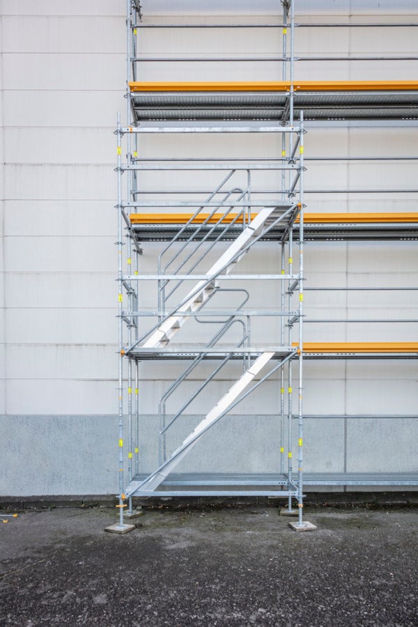 安装外接支架并使用较短的阶梯段灵活适应建筑开口，不受楼层高度的限制。