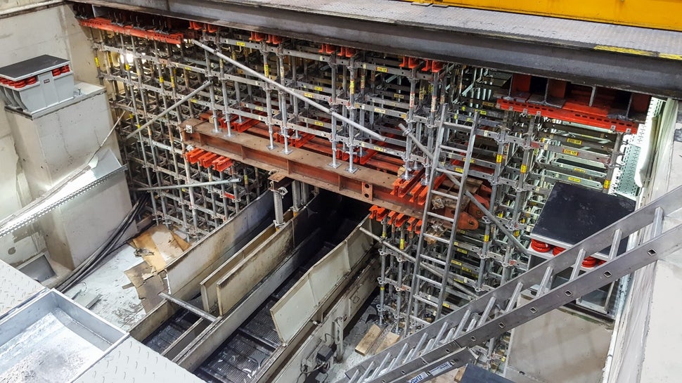 Podperný systém s preklenutiami ponad dopravníkové pásy navrhnutý tak, aby nedošlo k prerušeniu výroby