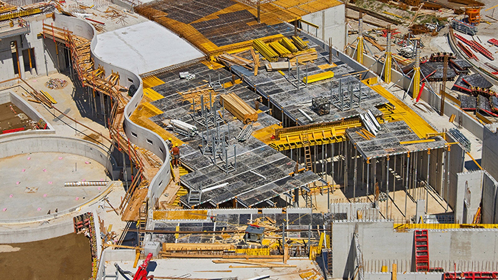 Für die Geschossdecken mit Deckenstärken bis zu 55 cm und Raumhöhen von 5 m verwendete das Baustellenteam die SKYDECK Deckenschalung mit Fallkopf.