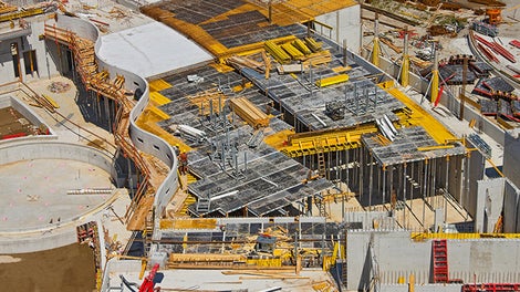 Für die Geschossdecken mit Deckenstärken bis zu 55 cm und Raumhöhen von 5 m verwendete das Baustellenteam die SKYDECK Deckenschalung mit Fallkopf.