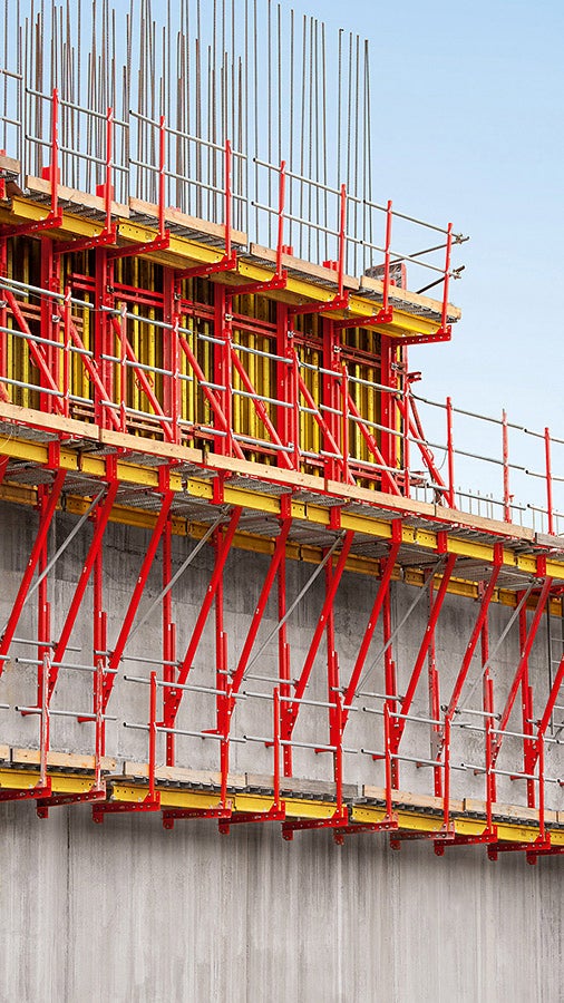 Un elemento esencial de la solución PERI es el nuevo sistema de trepa SCS - fácil de utilizar y con capacidad para grandes cargas.