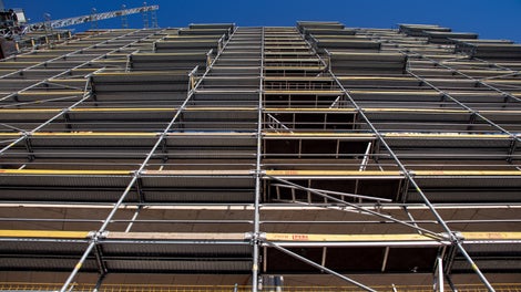 Интегрираната розетка към системата фасадно скеле PERI UP Easy позволява монтирането на конзоли навън и към сградата на всяко ниво.