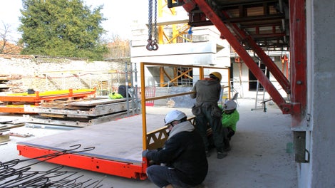 Dotée d'une sécurité intégrée et colisée, notre solution assure un déploiement rapide sur chantier. Avec une hauteur de 1,35 m, elle offre une protection efficace même depuis la dalle coulée, assurant ainsi la sécurité sur chantier.