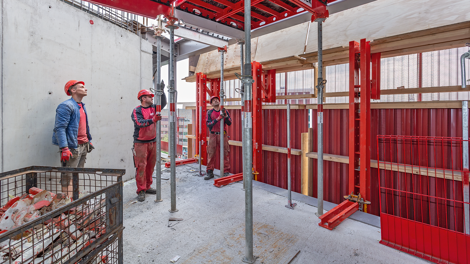 Using it, the construction team was able to form the ceilings easily, flexibly and safely. <br/>