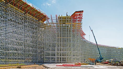 PERI UP承重支架系统具有模块化的组装方式，能够更好地适应复杂的结构造型。