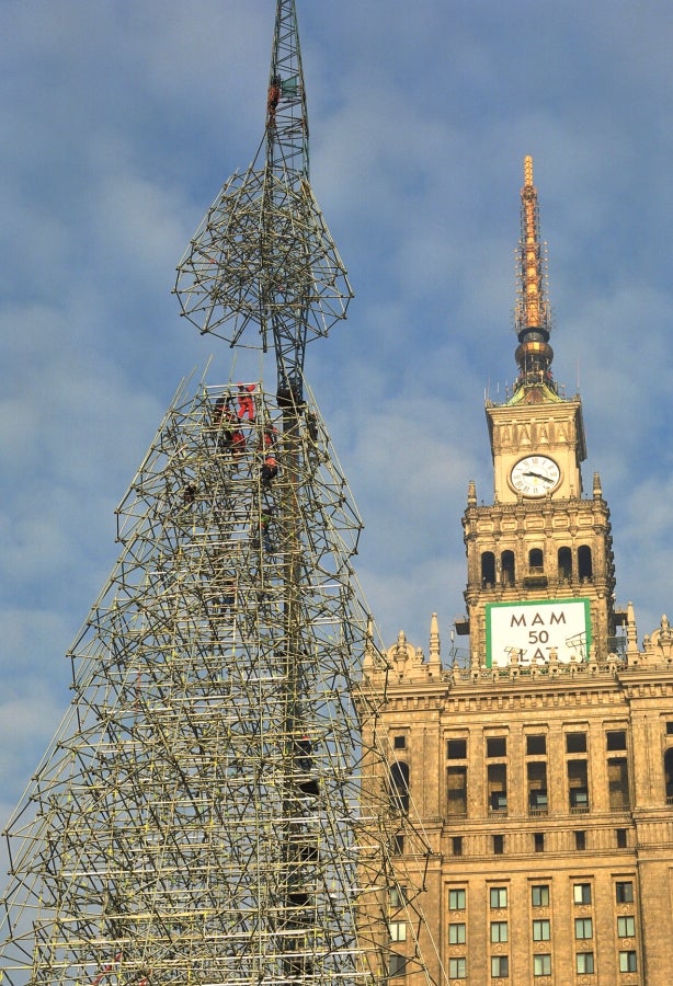 O topo da Árvore de Natal PERI UP em Varsóvia a ser cuidadosamente posicionado.