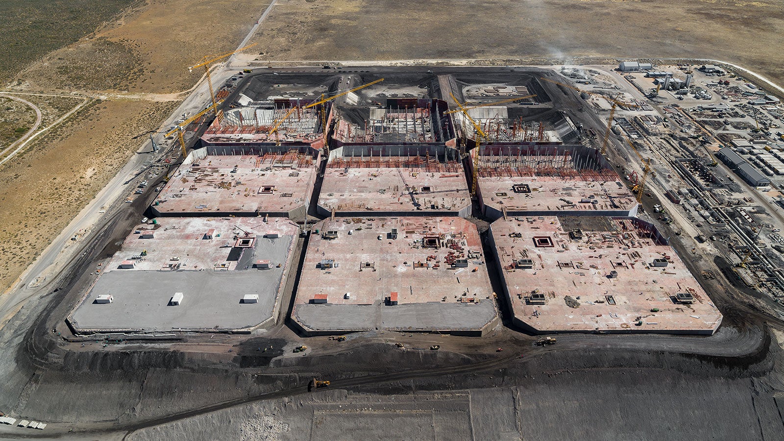 24 jalgpalliväljaku suurune, 17 m kõrge ja 13.2 miljonit barrelit naftat mahutav – see kõik kirjeldab Lõuna-Aafrika Saldanha lahte ehitatud naftabaasi. (Foto: PERI GmbH)<br/>