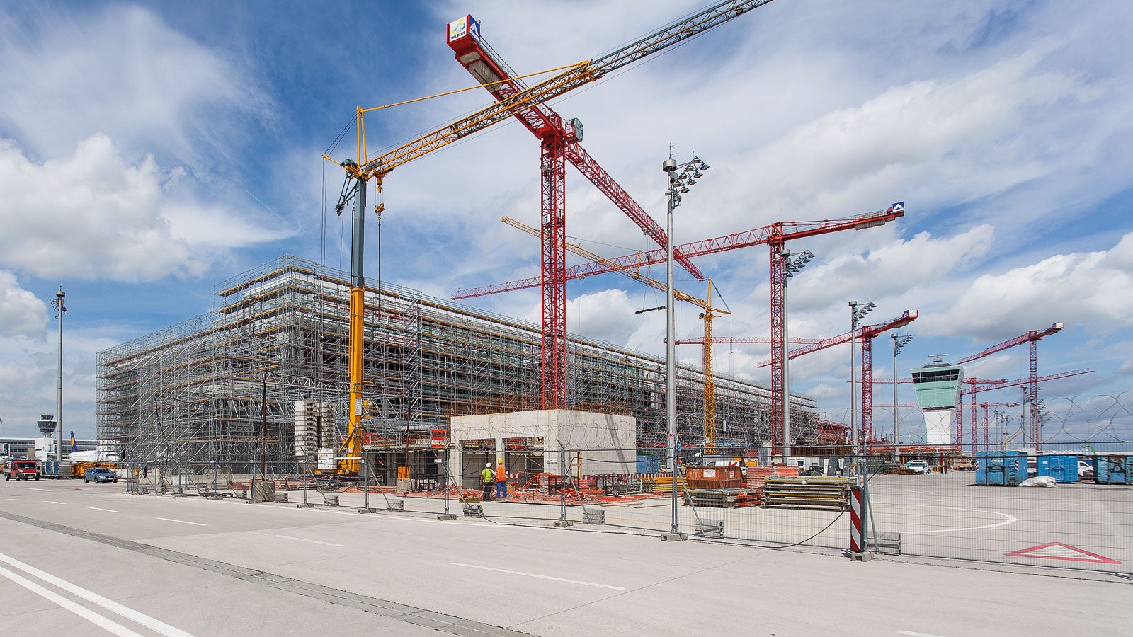 Die PERI Lösung für die Großbaustelle ist eine umfassende Komplettleistung: die Bereitstellung großer Materialmengen, flexibles Engineering, maßgeschneiderte Logistik als auch baubegleitenden Service durch den PERI Projektleiter. Dieses Gesamtpaket bringt den Ausführenden echten Mehrwert – sowohl dem Bauunternehmen als auch dem Gerüstbauer.