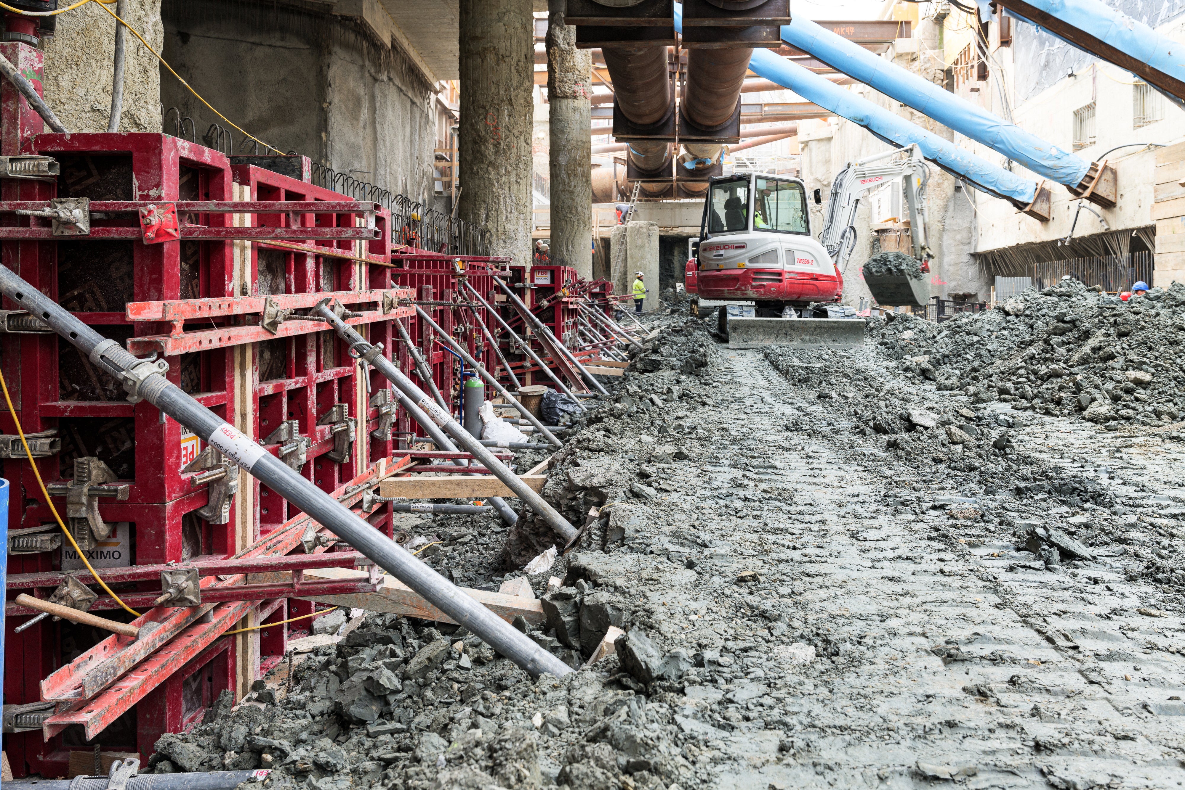 Station Pilgramgasse: Herstellung der Randroste in Sichtbetonqualität mit MAXIMO Rahmenschalung. 