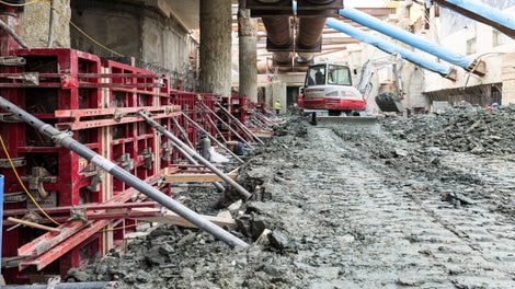 Station Pilgramgasse: Herstellung der Randroste in Sichtbetonqualität mit MAXIMO Rahmenschalung. 