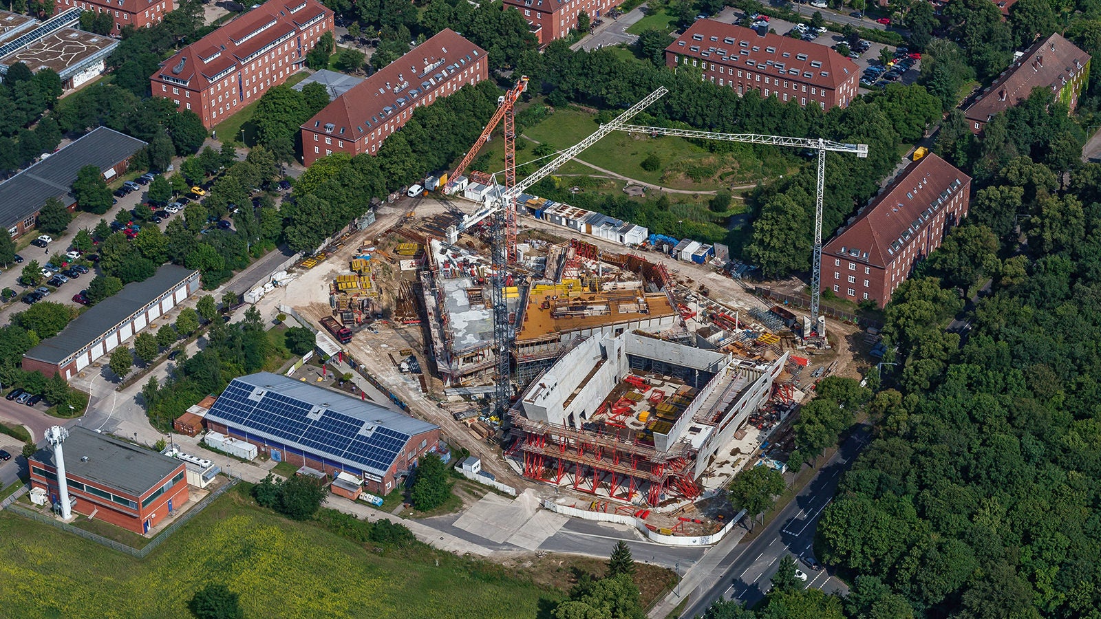 Auf dem Luftbild sind unten rechts das Auditorium und oben links die ersten Geschosse des Forschungszentrums zu erkennen.