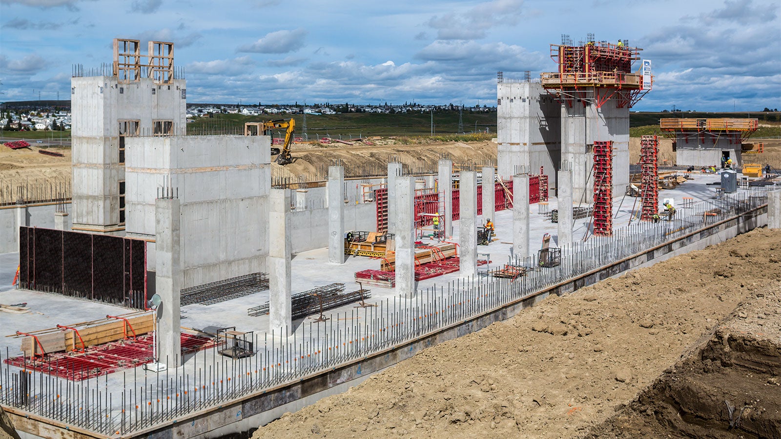 Seinte valamiseks kasutati MAXIMO seinaraketise süsteemi, mille ühelt poolt paigaldatava tõmbi tehnoloogia aitas väärtuslikut tööaega kokku hoida. (Foto: PERI GmbH)<br/>