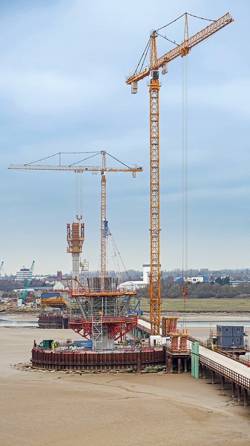  派利公司从经济使用材料的角度出发，提供施工方案: SB单侧支架不仅能够在桥塔加宽区域的施工中使用，也能应用于引桥桥墩墩头结构的施工中。