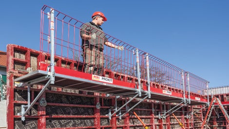 Les visiteurs du hall d'exposition de PERI peuvent se réjouir d'un projet de développement innovant du secteur du coffrage de voiles qui rendra la réalisation des voiles encore plus économique, plus rapide et plus sûre à l'avenir. PERI présentera également de nouveaux compléments au coffrage de panneaux MAXIMO, qui a déjà fait ses preuves.