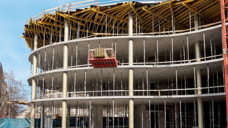 Zásobovací a vyvážecí plošina ze systému TRIO pro transport a dočasné uskladnění materiálu.