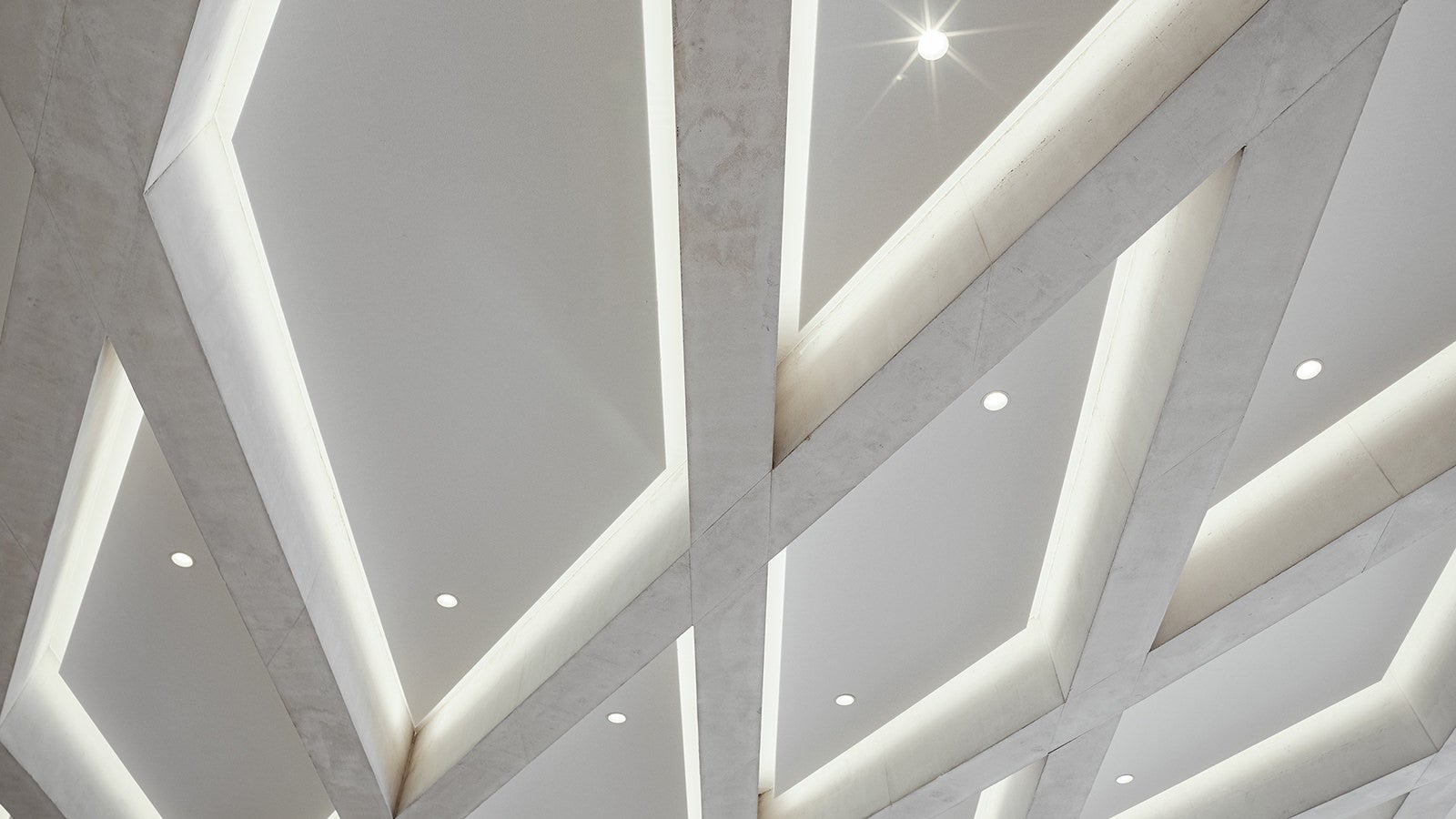 Die Stahlbetondecke des Casinos besteht aus strahlenförmig verlaufenden scharfkantigen Unterzügen. Diese heben sich in SB 4 Weißbeton von der darunterliegenden Decke in SB 2 Graubeton ab.<br/>(Foto: Thilo Ross)