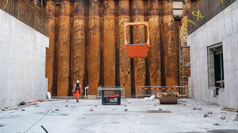 Schaktgropen (B:40-60 m, L:120 m, D:18 m) används som torrdocka för produktion av de tre sänktunnelelementen