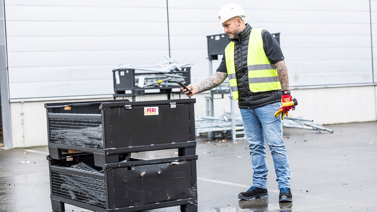 Person scannt den Mobile Logistics QR Code an einer Gitterbox