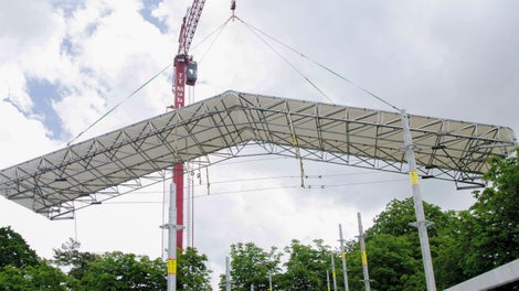 Når kassetterne er bygget sammen, hejses det på plads ved hjælp af en kran.