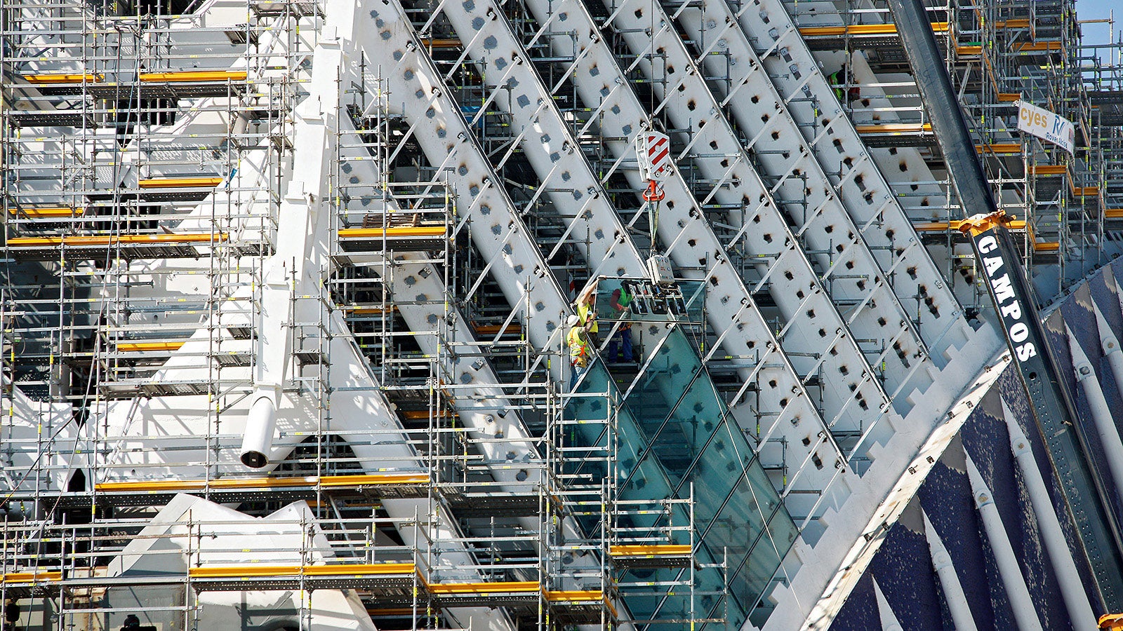 After completion of the steel fin construction, the scaffold was continuously modified and adapted for subsequent work operations.