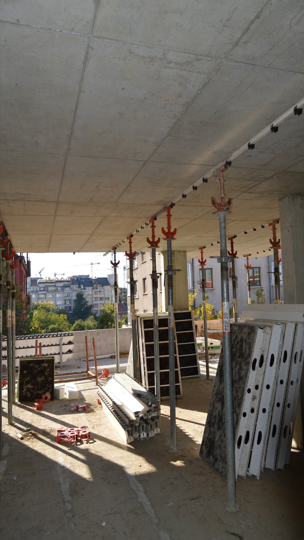 Изграждане на производствена база с представителен магазин MONNI - видим бетон с панелен кофраж SKYDECK