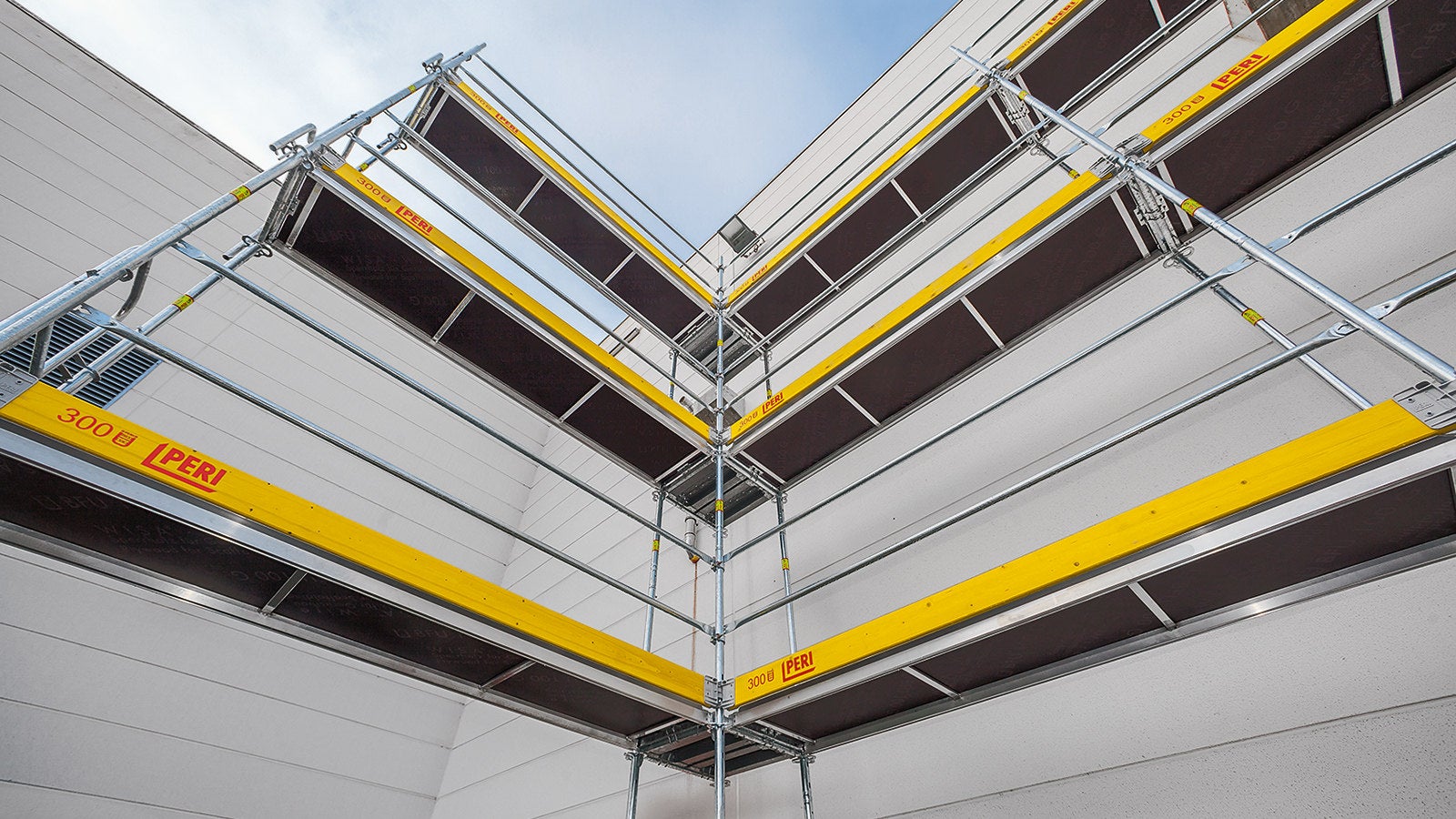For the standard configuration of the internal corner, two frame columns in the corner are simply connected with a ledger.