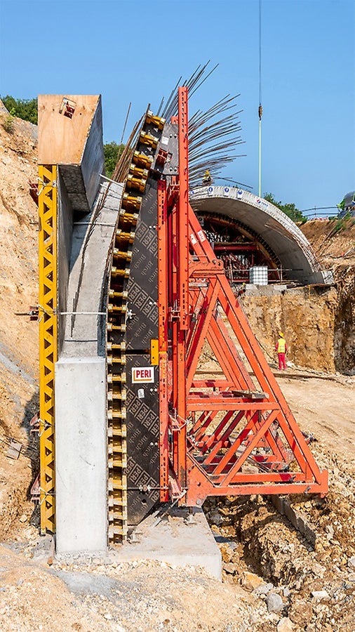 将预组装的模块运送至施工现场，组合VARIOKIT VTC模板台车与SB单侧模板支架系统，安全、高效完成浇筑