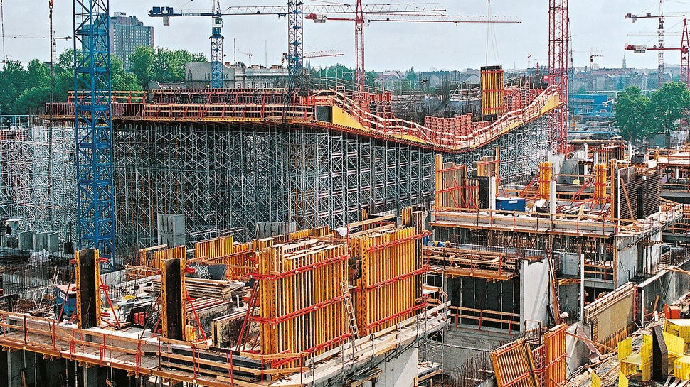 The challenging building form called for flexibly adaptable formwork and scaffolding systems.