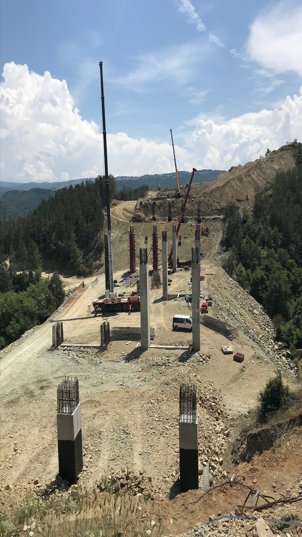 Процес на изграждане на колони над H-образните сечения.<br/>Общ изглед на строителната площадка.