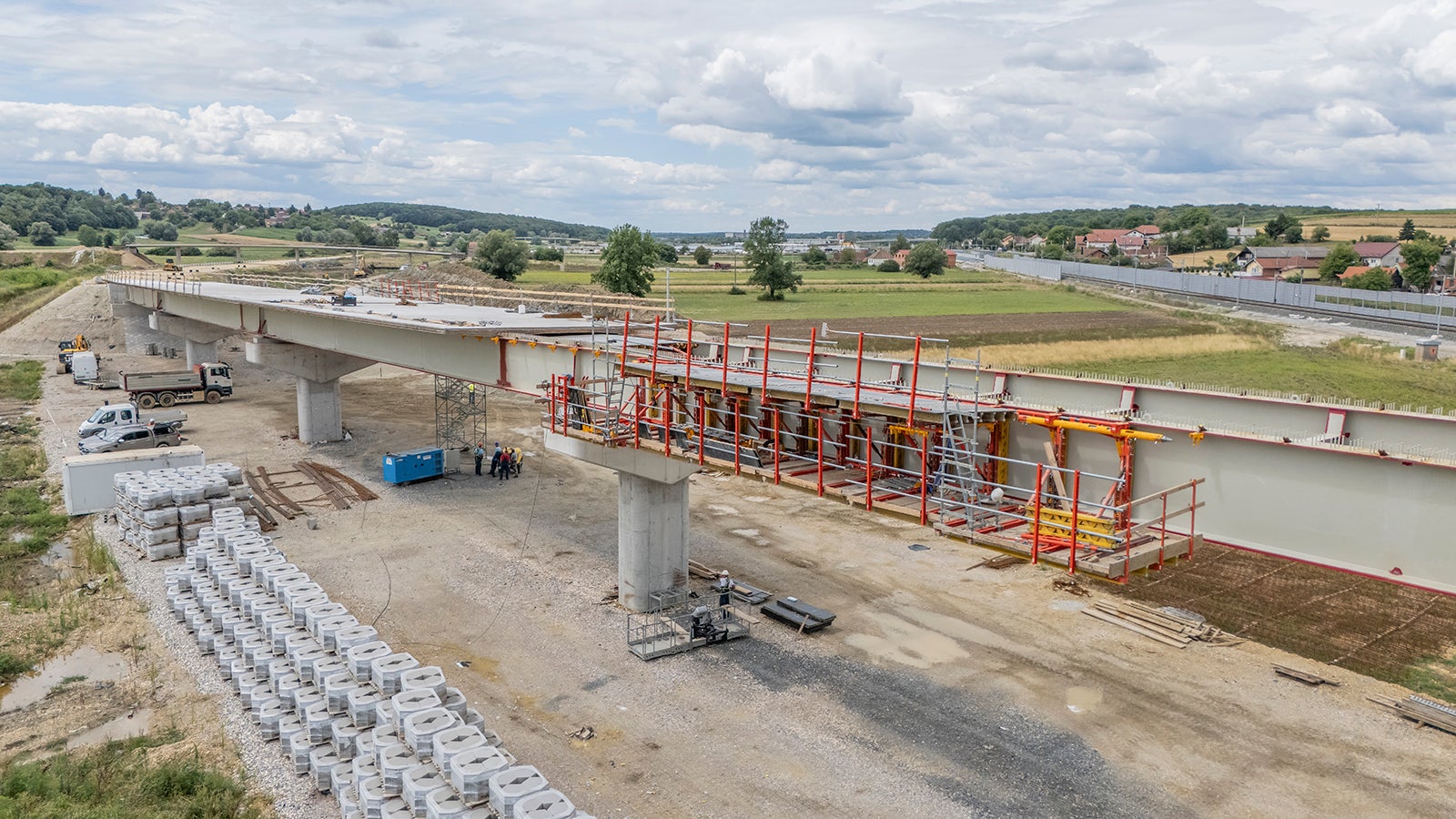Dadurch, dass die VCT Kragarmbahn hydraulisch bewegt werden kann, reduzieren sich auch die Anforderungen an Baumaschinen vor Ort. Ein Teleskopkran ist für den Aufbau ausreichend, zum weiteren Betrieb ist keine maschinelle Unterstützung nötig.<br/>(Foto: PERI SE)
