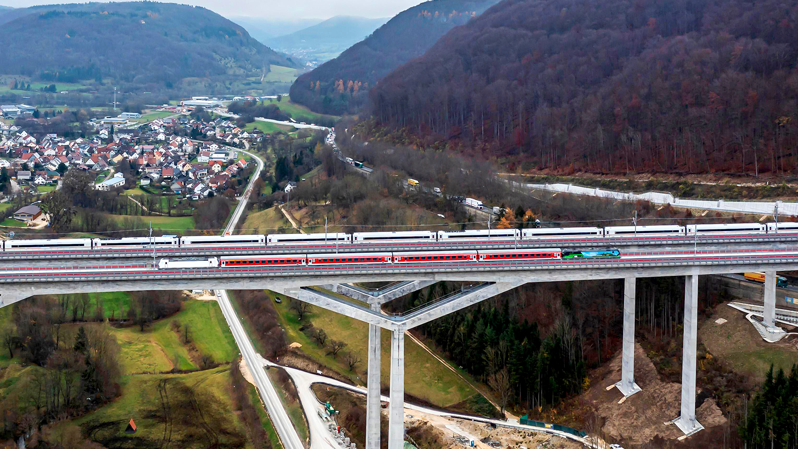 The 485-m-long Filstal Bridge is part of the new high-speed Wendlingen-Ulm railway line. At a height of 85 m, it is one of the highest railway bridges in Germany, connecting the Boßler Tunnel in the north with the Steinbühl Tunnel in the south. As the tracks run on two separate bridge sections, the structure is extremely demanding in terms of architecture and engineering.