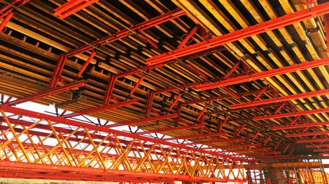 Deskowania płyty pomostowej podwieszone są do konstrukcji obiektu za pomocą ściągów DW 15, tak aby demontaż i przestawianie rusztowań podporowych przebiegało szybko, sprawnie i bezpiecznie.