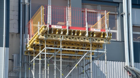 Transportní plošina s únosností až 11 t pro<br/>zavážení nových technologií do budovy.