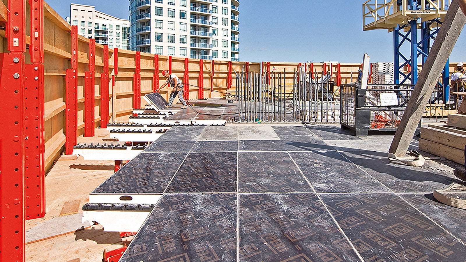 Protected by the RCS climbing protection panel, safe and fast forming was carried out even at great heights using SKYDECK.